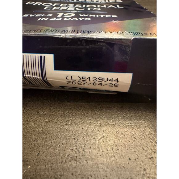 Crest 3DWhitestrips Professional Effects– Teeth Whitening Kit, 22 Treatments - Picture 3 of 5